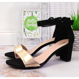 Damensandalen in Schwarz und Gold auf der Post eVento 2