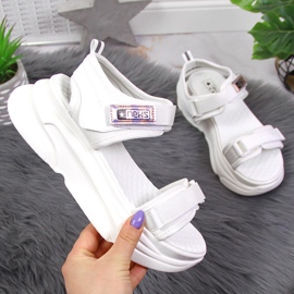 Weiße Damensandalen auf der Sportplattform NEWS 1