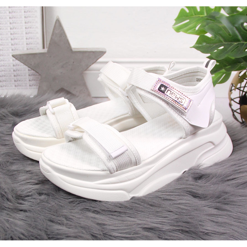 Weiße Damensandalen auf der Sportplattform NEWS 2