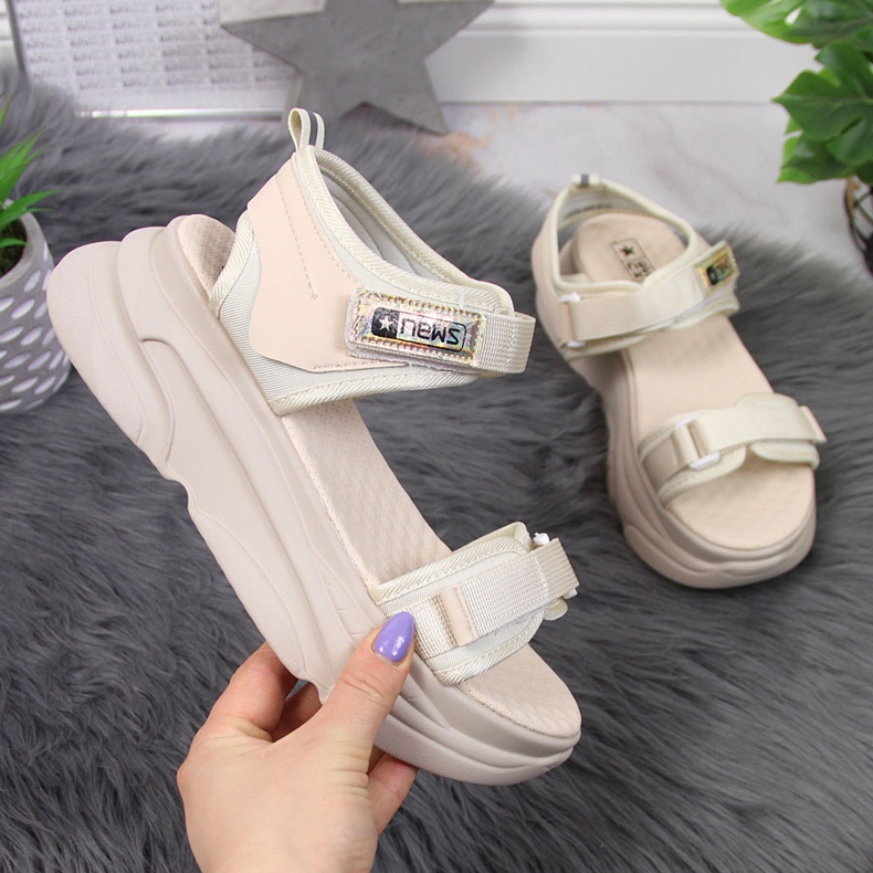 Beige Damensandalen auf der Sportplattform NEWS 1