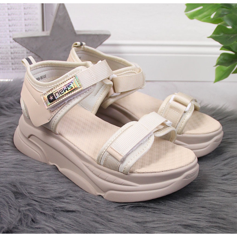 Beige Damensandalen auf der Sportplattform NEWS 2