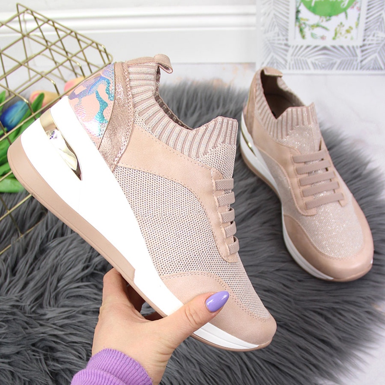 Damen-Brogues mit Keilabsatz zum Hineinschlüpfen in Puderrosa von Artiker 1