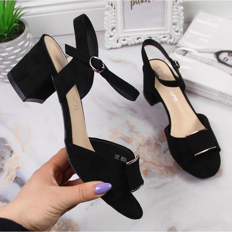 Schwarze Sandalen von Sergio Leone an der Stange 1