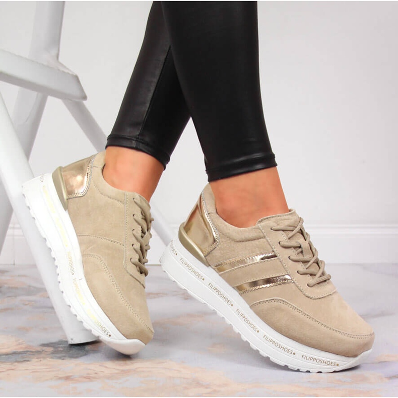 Damenlederschuhe auf der beigen Filippo-Plattform 1