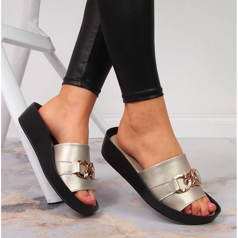 Damenlederpantoffeln mit einer goldenen Kette Filippo 1