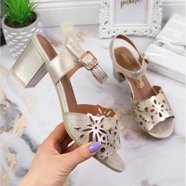 Damensandalen auf dem Goldpfosten Jezzi golden 1