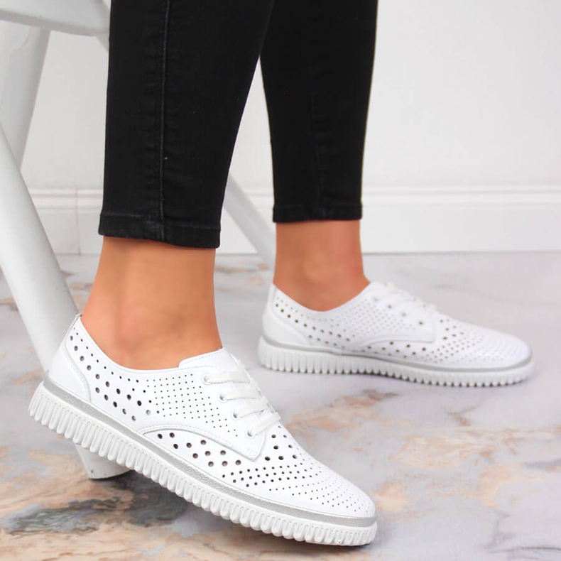 Weiße Artiker Damenschuhe aus durchbrochenem Leder 2