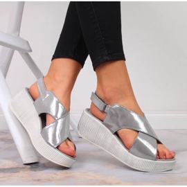 Damenledersandalen auf einem silbernen Keil Dolce Pietro silber- 1