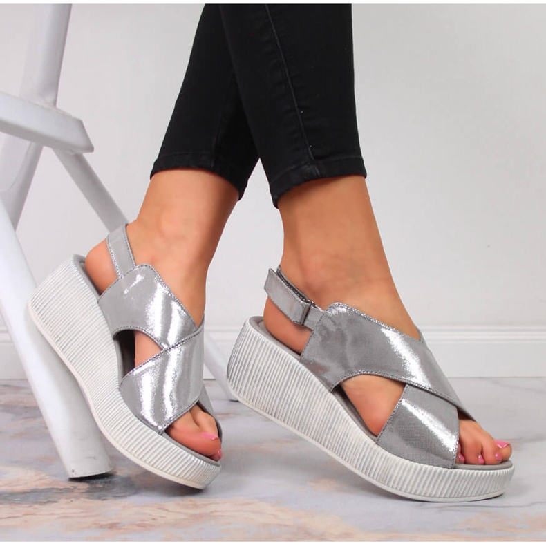 Damenledersandalen auf einem silbernen Keil Dolce Pietro silber- 1