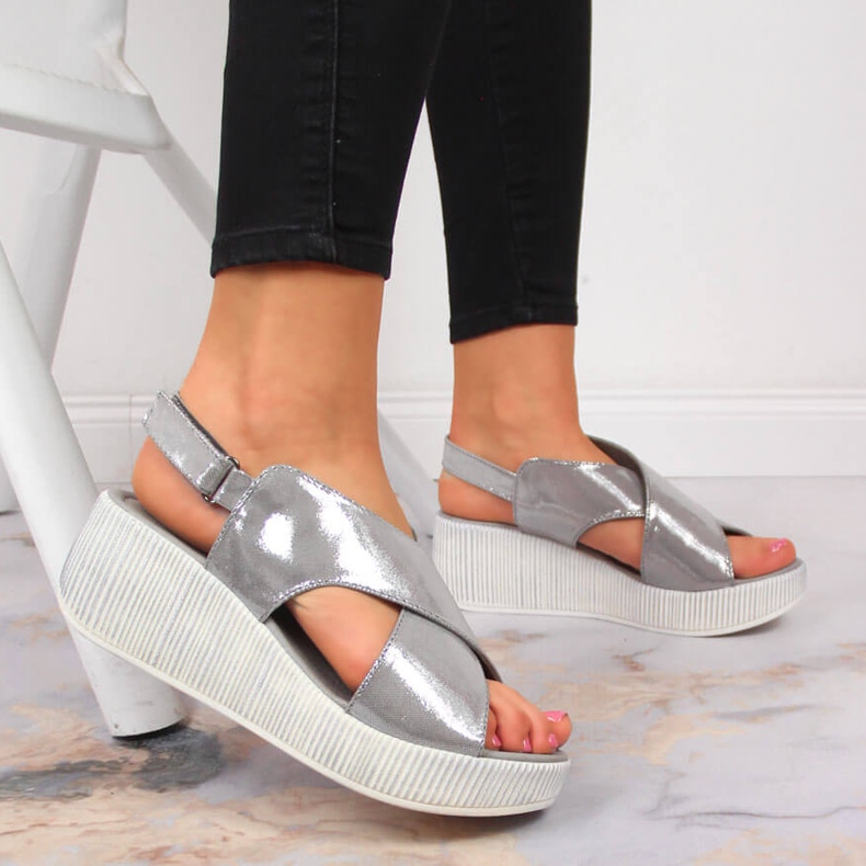 Damenledersandalen auf einem silbernen Keil Dolce Pietro silber- 2