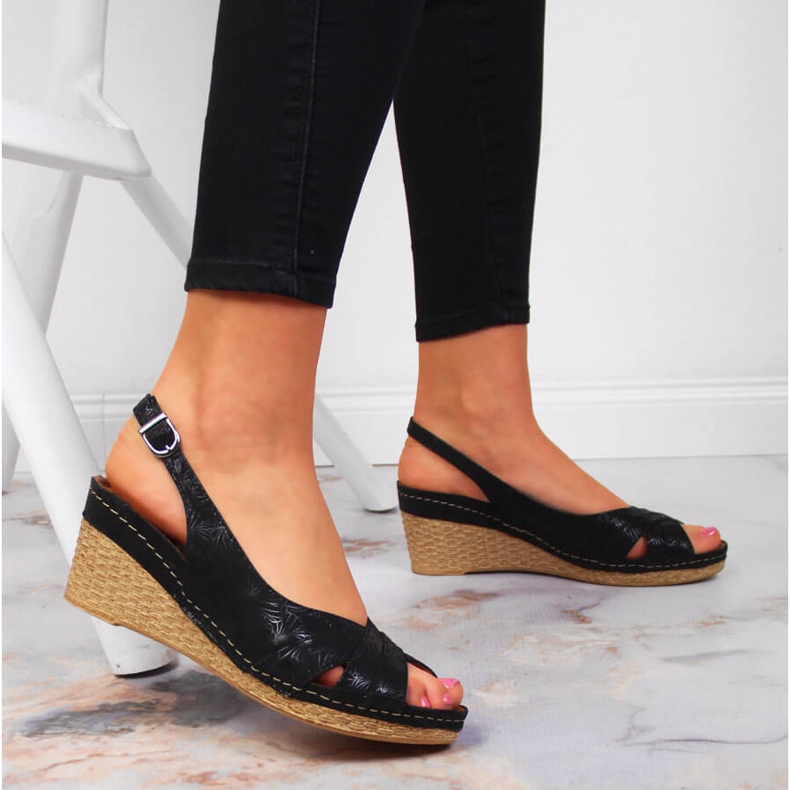 Damenledersandalen auf einem schwarzen Keil Dolce Pietro 2