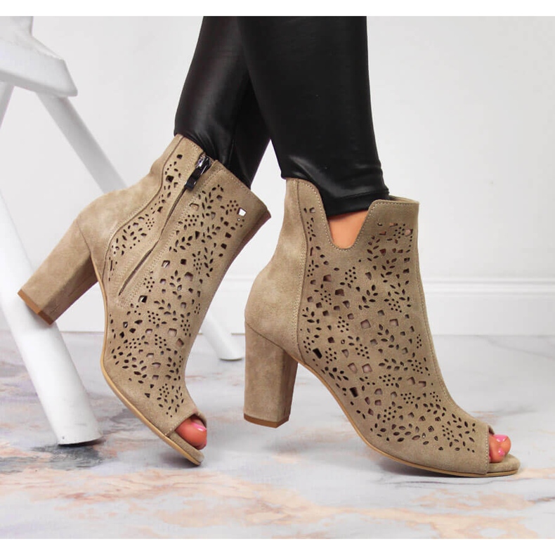 Durchbrochene Lederstiefel für Damen auf dem beigen Post von Juma 1