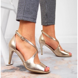 Damensandalen auf einem goldenen High Heel Sergio Leone 2