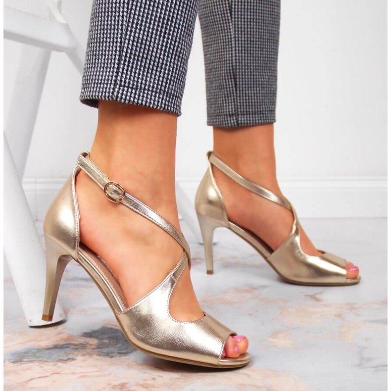 Damensandalen auf einem goldenen High Heel Sergio Leone 2