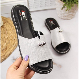 Silberne Lederpantoffeln für Damen Jezzi 1