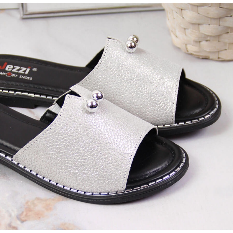 Silberne Lederpantoffeln für Damen Jezzi 2