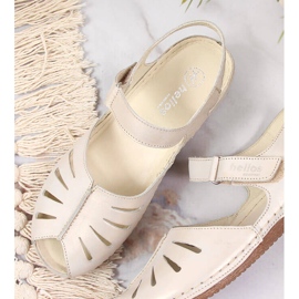 Damensandalen aus Leder auf einem goldenen Keil Helios 4009 2