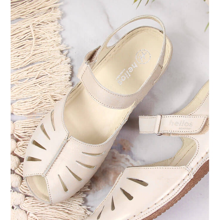 Damensandalen aus Leder auf einem goldenen Keil Helios 4009 2