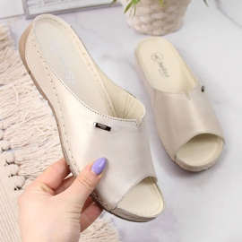 Damenlederpantoffeln auf einem goldenen Keil Helios 105 1