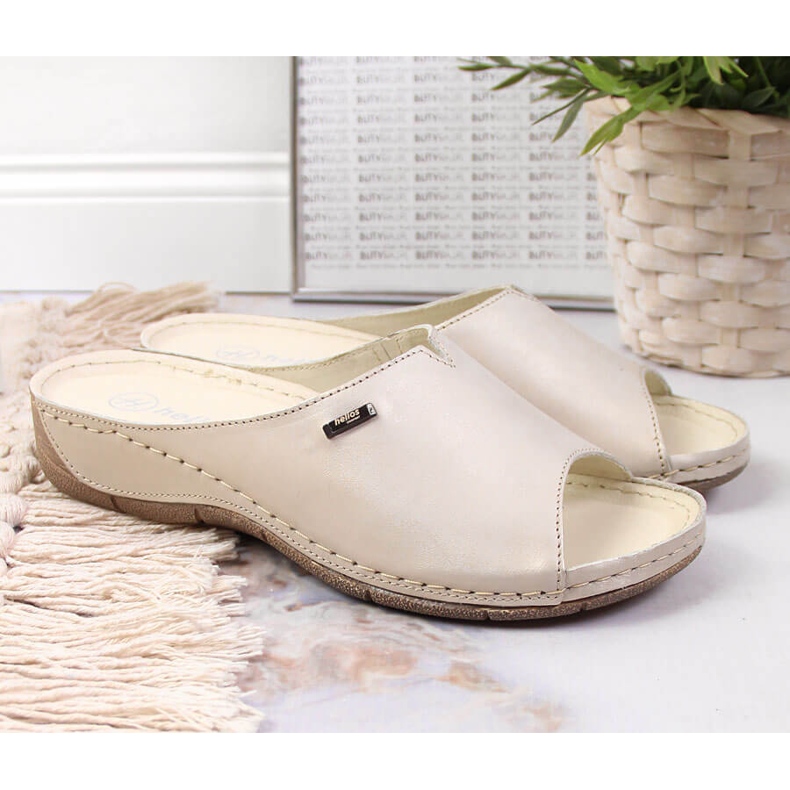 Damenlederpantoffeln auf einem goldenen Keil Helios 105 2