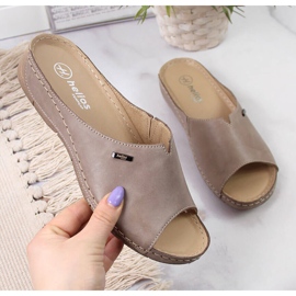 Damen-Lederpantoffeln auf einem beigen Helios 105-Keilabsatz 1