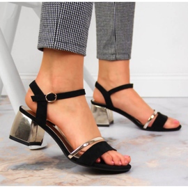 Schwarz-goldene Sandalen am Pfosten von Sergio Leone 2