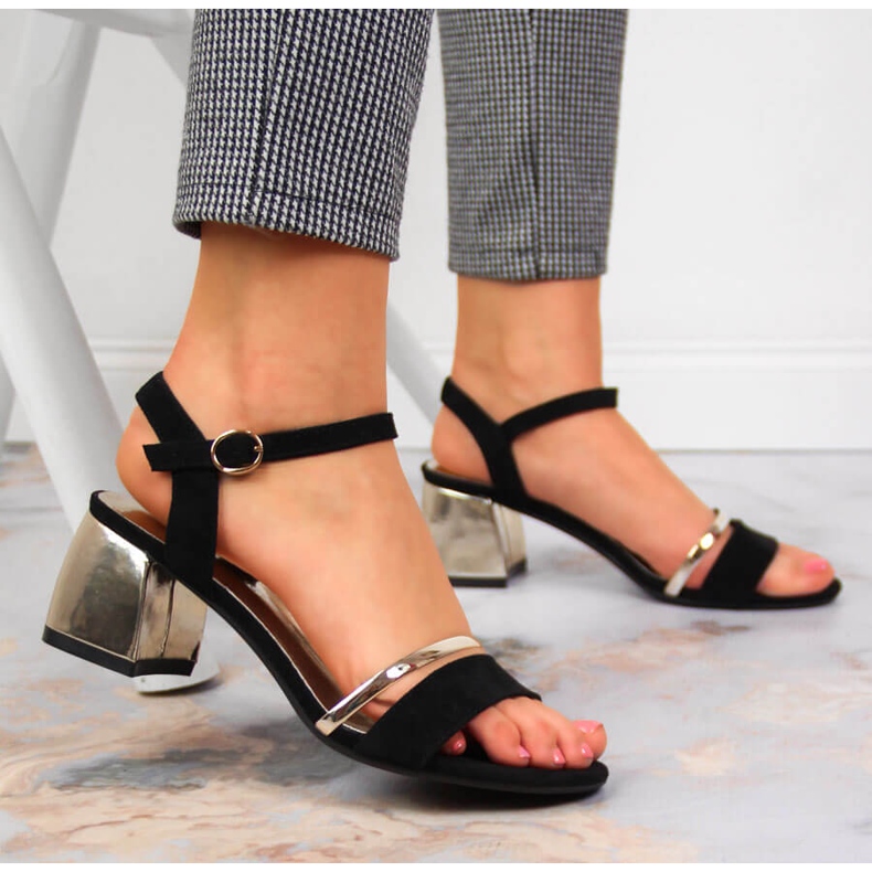 Schwarz-goldene Sandalen am Pfosten von Sergio Leone 2