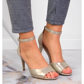 Damensandalen auf einem goldenen High Heel Sergio Leone 2