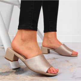 Damenpantoffeln auf beigem Sergio Leone-Block 2