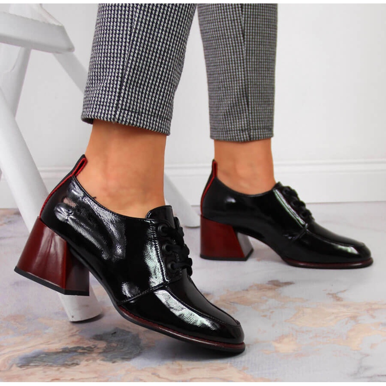 Damenschuhe aus Leder auf einem schwarzen Block Filippo 2