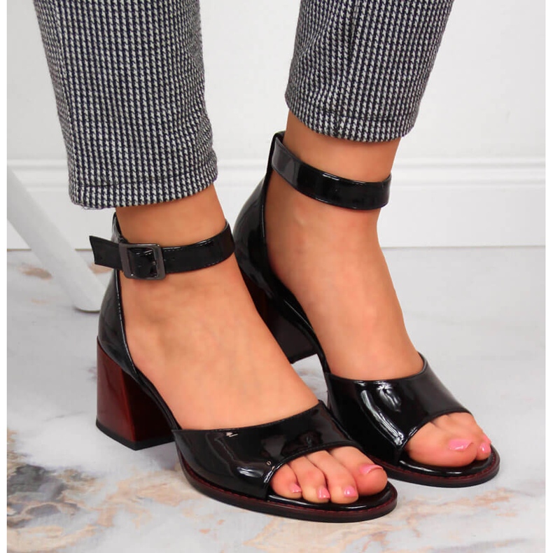 Schwarze Filippo Sandalen aus schwarzem Lackleder 2