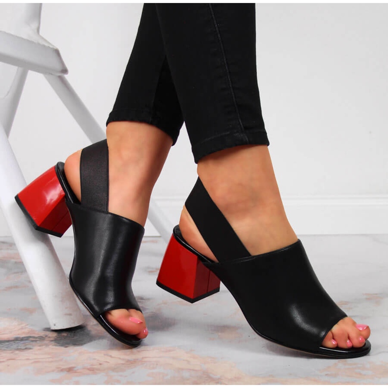 Damensandalen aus schwarzem Filippo-Leder mit Gummiband 1