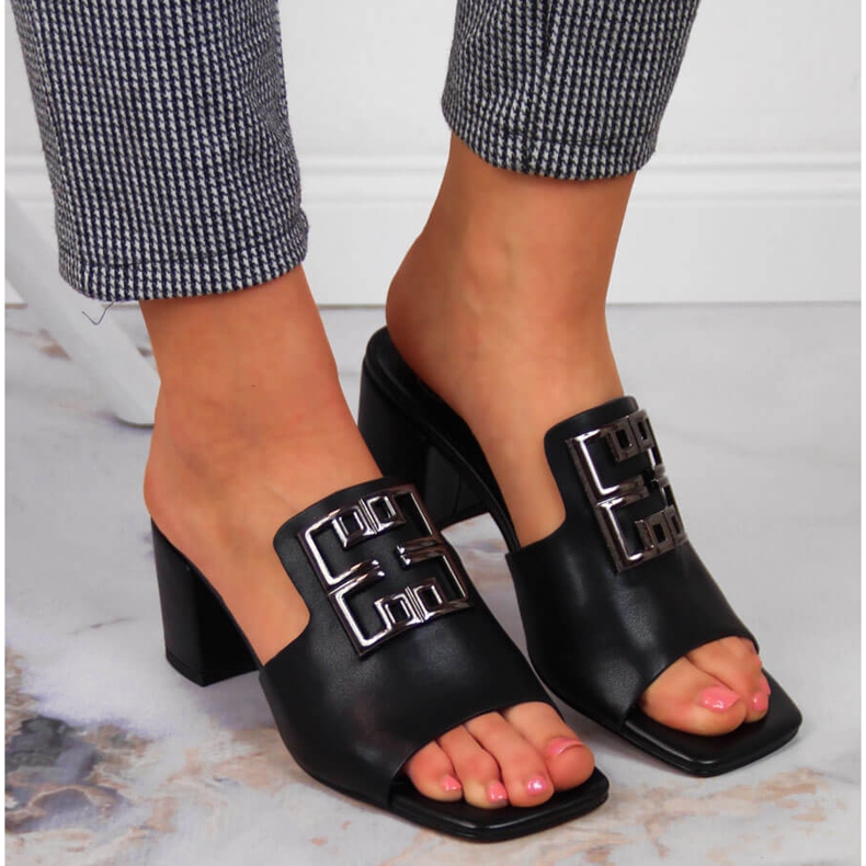 Lederpantoffeln für Damen auf dem schwarzen Filippo-Pfosten 1