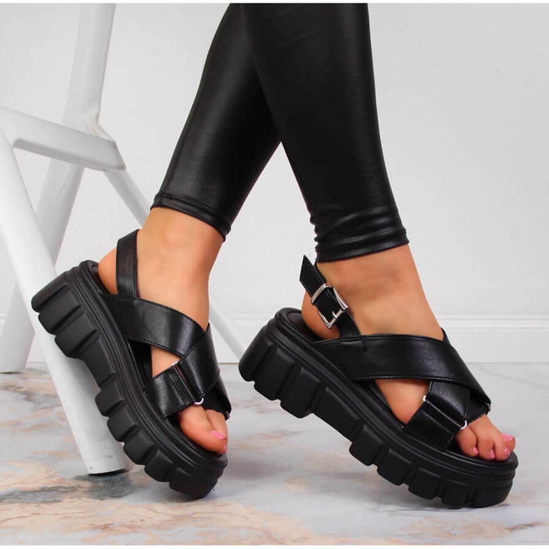 Damensandalen auf der schwarzen Jezzi-Plattform 1