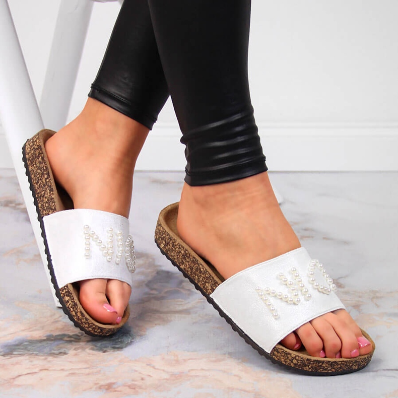 Weiße Damenhausschuhe mit Perlen eVento 1