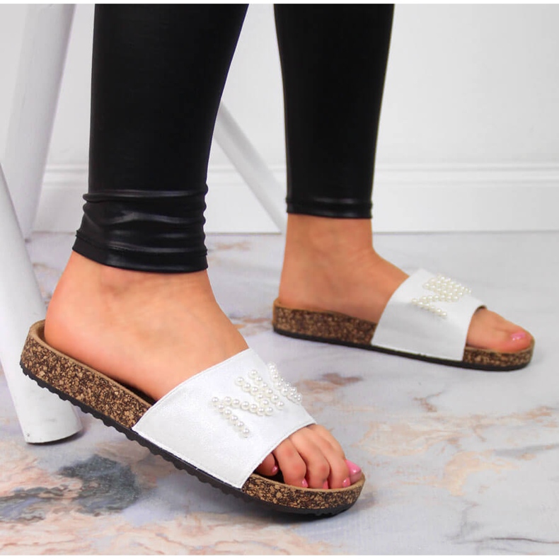 Weiße Damenhausschuhe mit Perlen eVento 2