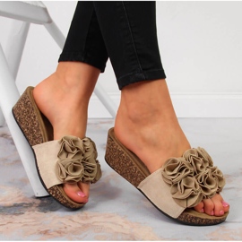 Beige Keilpantoffeln für Damen mit Blumen eVento 1