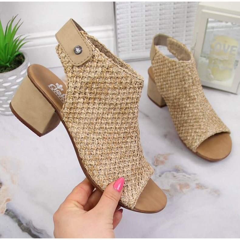 Beige geflochtene Damensandalen Rieker 64670-60 1