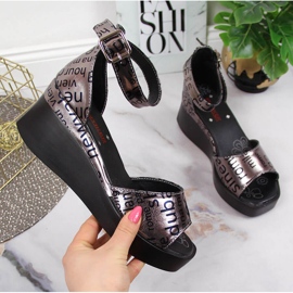 Damen-Ledersandale mit metallischem Artiker-Keilabsatz silber- grau 1