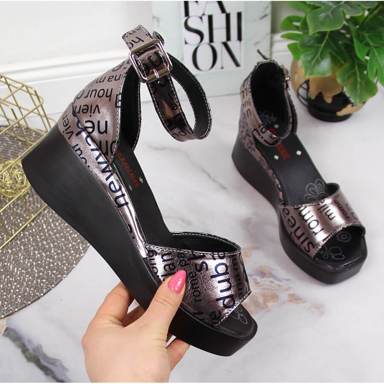 Damen-Ledersandale mit metallischem Artiker-Keilabsatz silber- grau 1