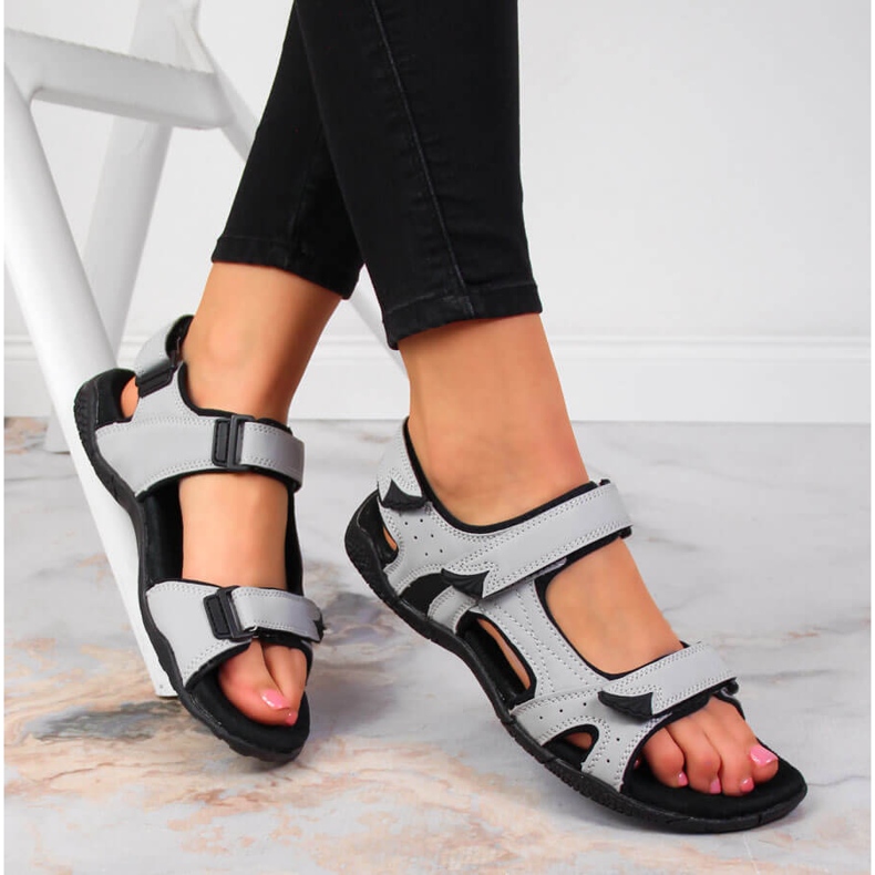 Graue American Club Sport Damensandale mit Klettverschluss 1