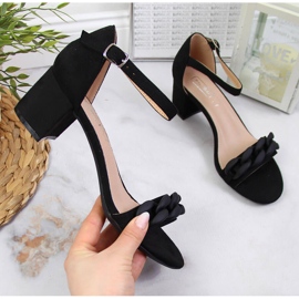 Schwarze Filippo Damensandalen an einem Pfosten mit einer Kette 1