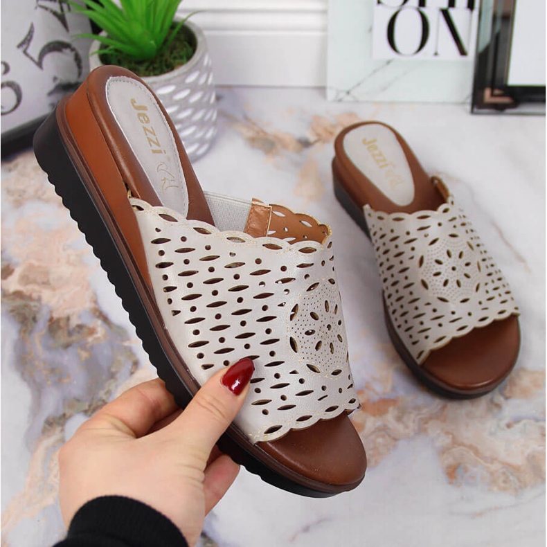 Graue Damenpantoffeln auf dem durchbrochenen Wedge Jezzi 2