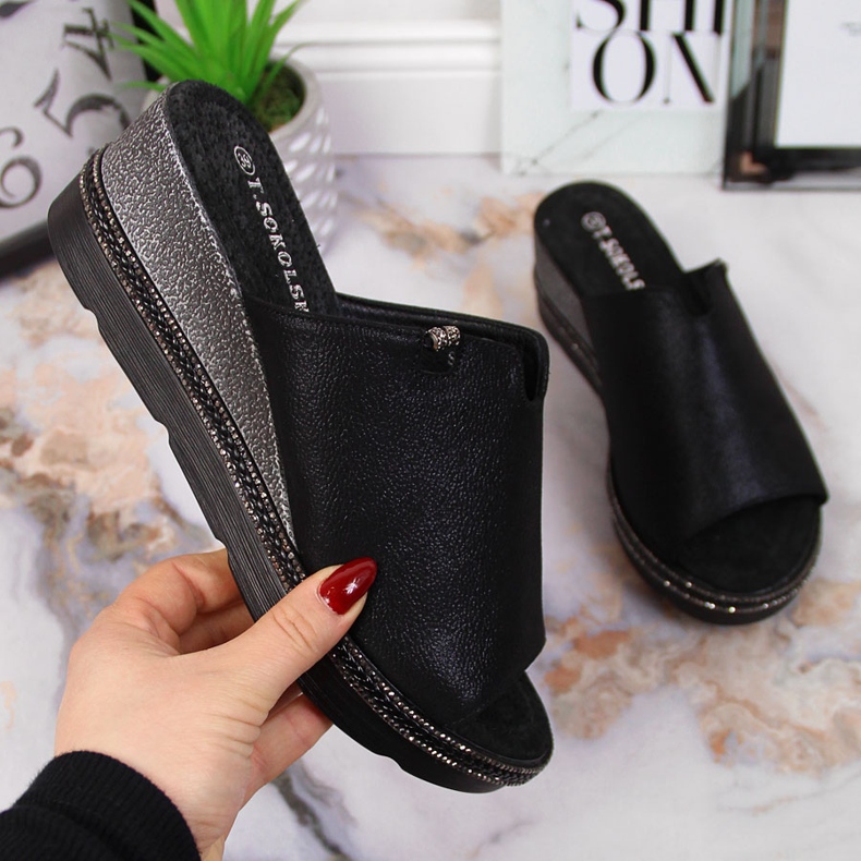 Schwarze Damenhausschuhe auf Keilabsatz T.Sokolski 1