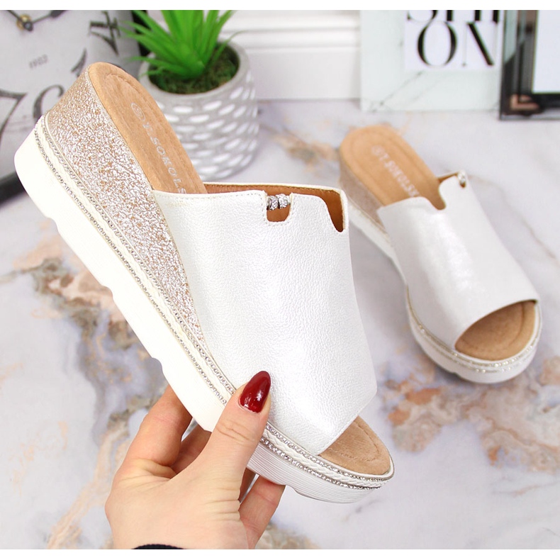 Silberne Damenhausschuhe auf einem Keil T.Sokolski silber- 2