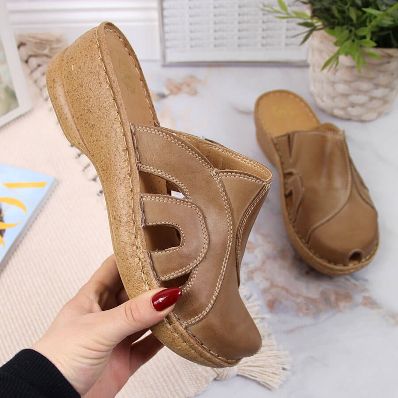 Beige Keilpantoffeln aus Leder Łukbut 650 1