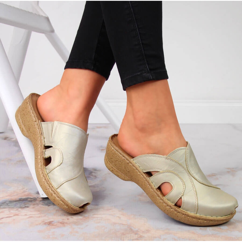 Keilhausschuhe aus goldenem Leder Łukbut 650 1