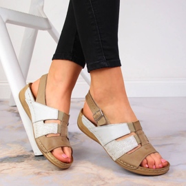 Bequeme weiße und beige Ledersandalen Łukbut 1102 1