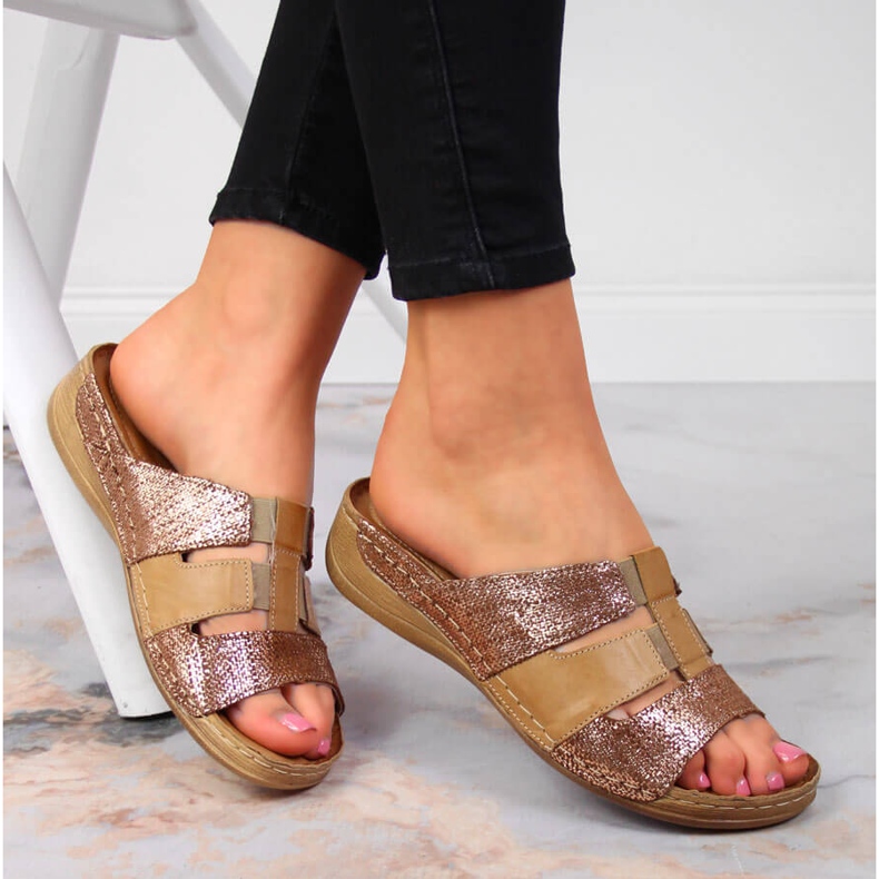 Beige und goldene Lederpantoffeln mit Gummibändern Łukbut 1103 1