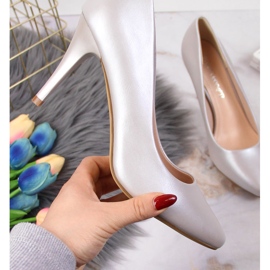 Pumps auf einem silbernen Perlmutt Sergio Leone Absatz silber- 1